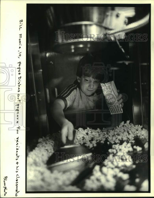 1983 Press Photo Bill Monie, 10, Serves Popcorn To Senior Citizens, Metairie- Historic Images