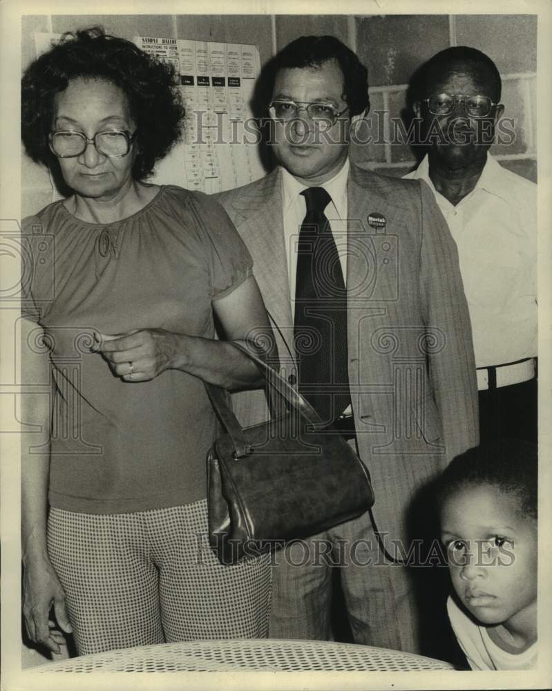 1977 Press Photo Mayor Ernest Morial with supporters - nob94916