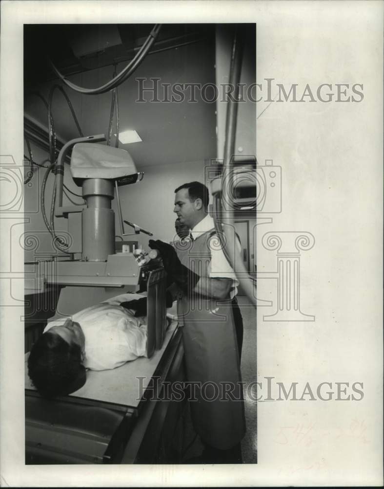 1968 Press Photo Chief Radiologist Dr. Robert C. Fortenberry, Methodist Hospital- Historic Images