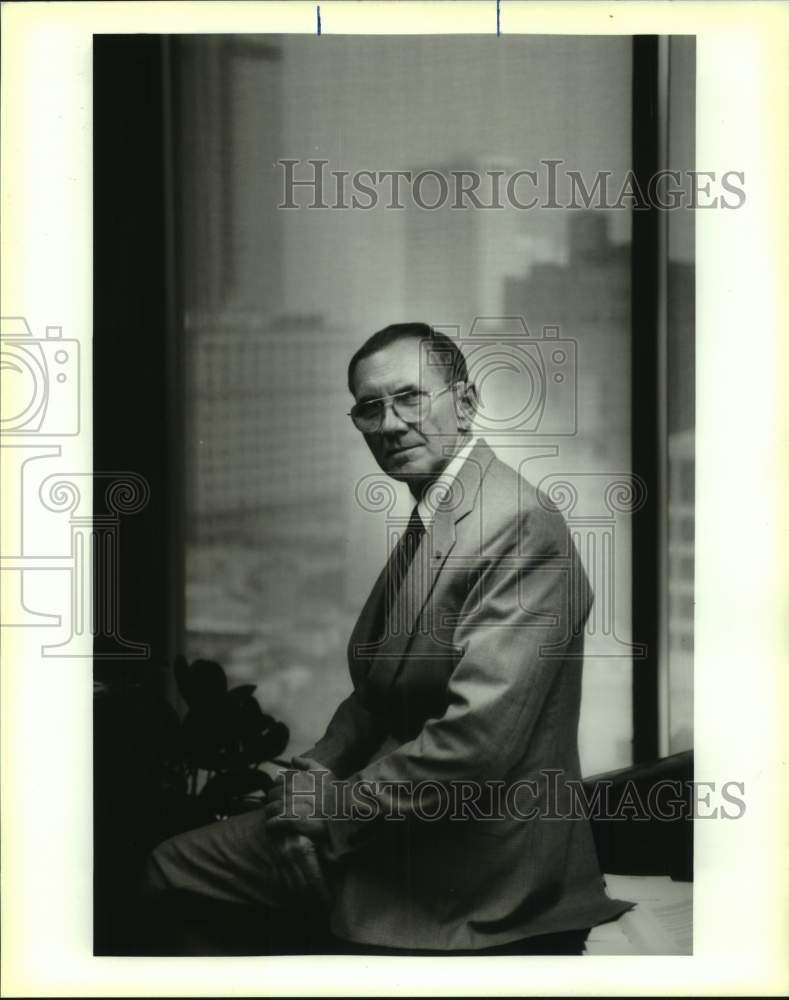 1995 Press Photo James C. Livingston. retired Marine in his office- Historic Images