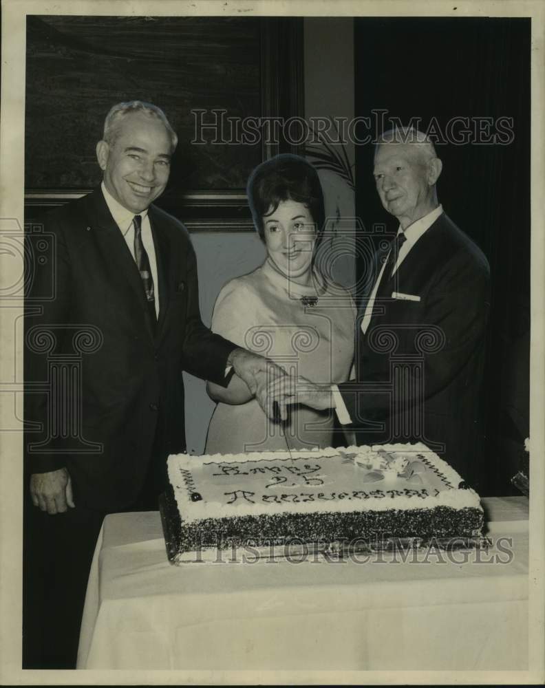 Load image into Gallery viewer, 1968 Press Photo Cake Cutting At Export Managers Club Anniversary Celebration
