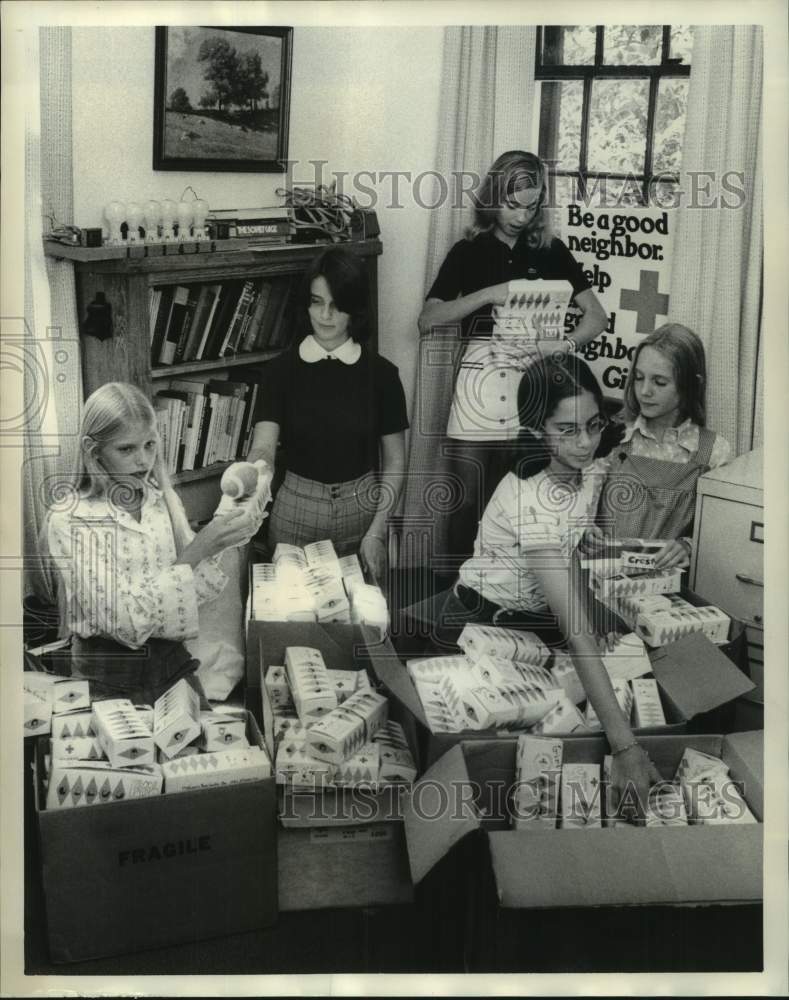 1974 Press Photo Students at Metairie Park Country Day, Red Cross for Honduras- Historic Images