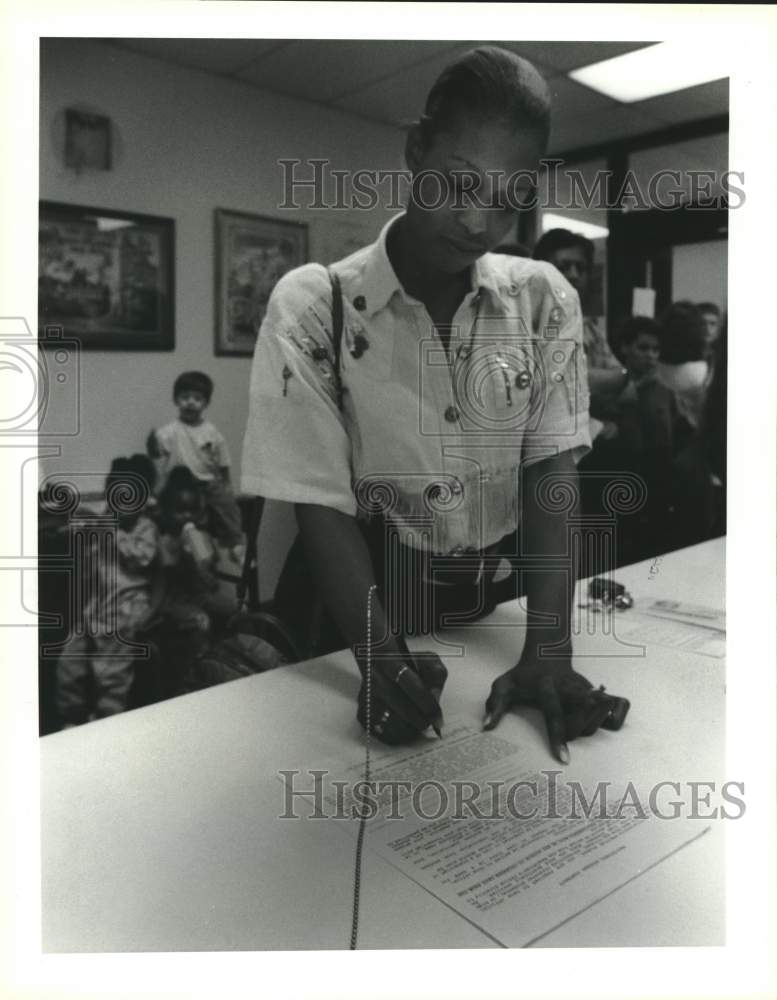 Load image into Gallery viewer, 1995 Press Photo Tracy Smith registers at Nunez Community College, Chalmette
