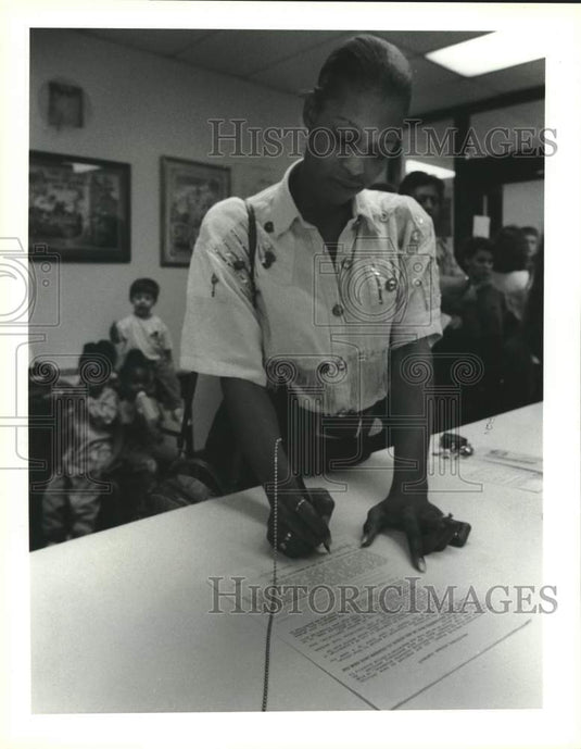 1995 Press Photo Tracy Smith registers at Nunez Community College, Chalmette