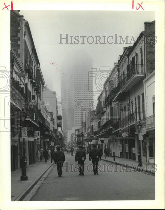 1991 Press Photo Officer of the New Orleans Police Dept. ascends up Royal Street- Historic Images