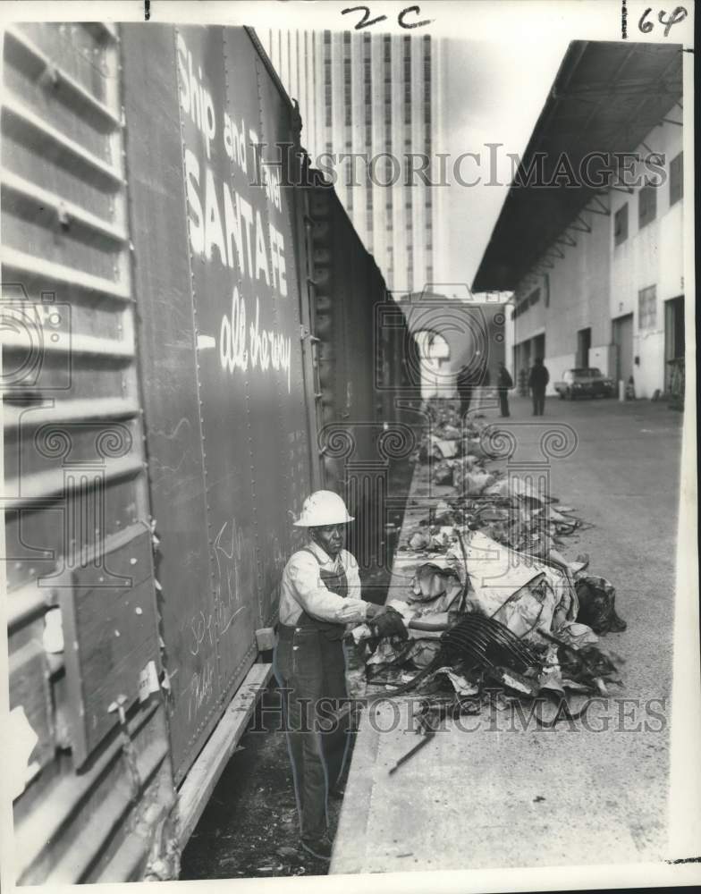 1968 Press Photo Workman shovels debris between Public Belt road tracks- Historic Images