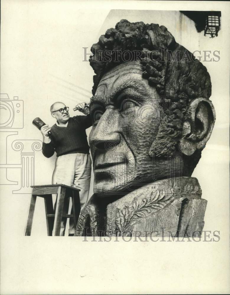 1966 Press Photo Bolivian Sculptor Mauro Nunez working on Simon Bolivar memorial