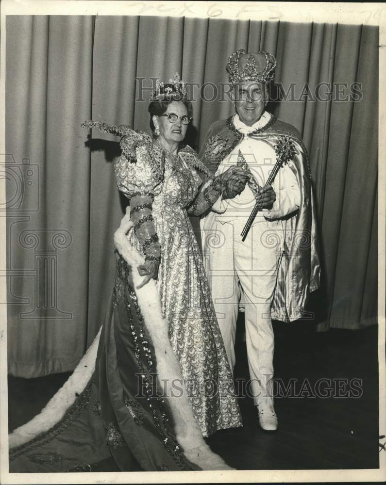 Load image into Gallery viewer, 1975 Press Photo Mrs. Thelma Gaczik and Melvin Nuss, royalty at Golden Age Ball
