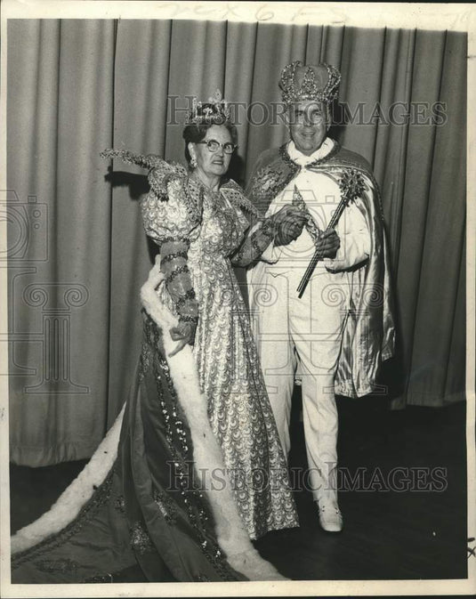 1975 Press Photo Mrs. Thelma Gaczik and Melvin Nuss, royalty at Golden Age Ball