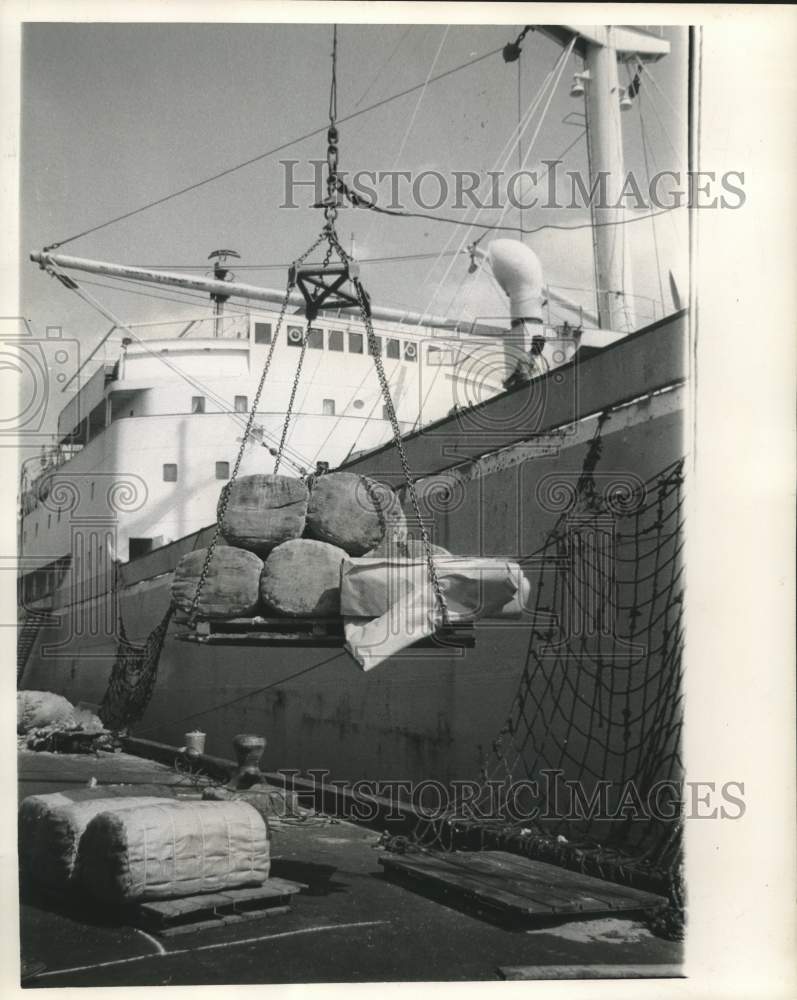 1962 Press Photo Bales of nutria pelts swing aboard ship in New Orleans- Historic Images