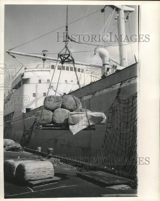 1962 Press Photo Bales of nutria pelts swing aboard ship in New Orleans- Historic Images