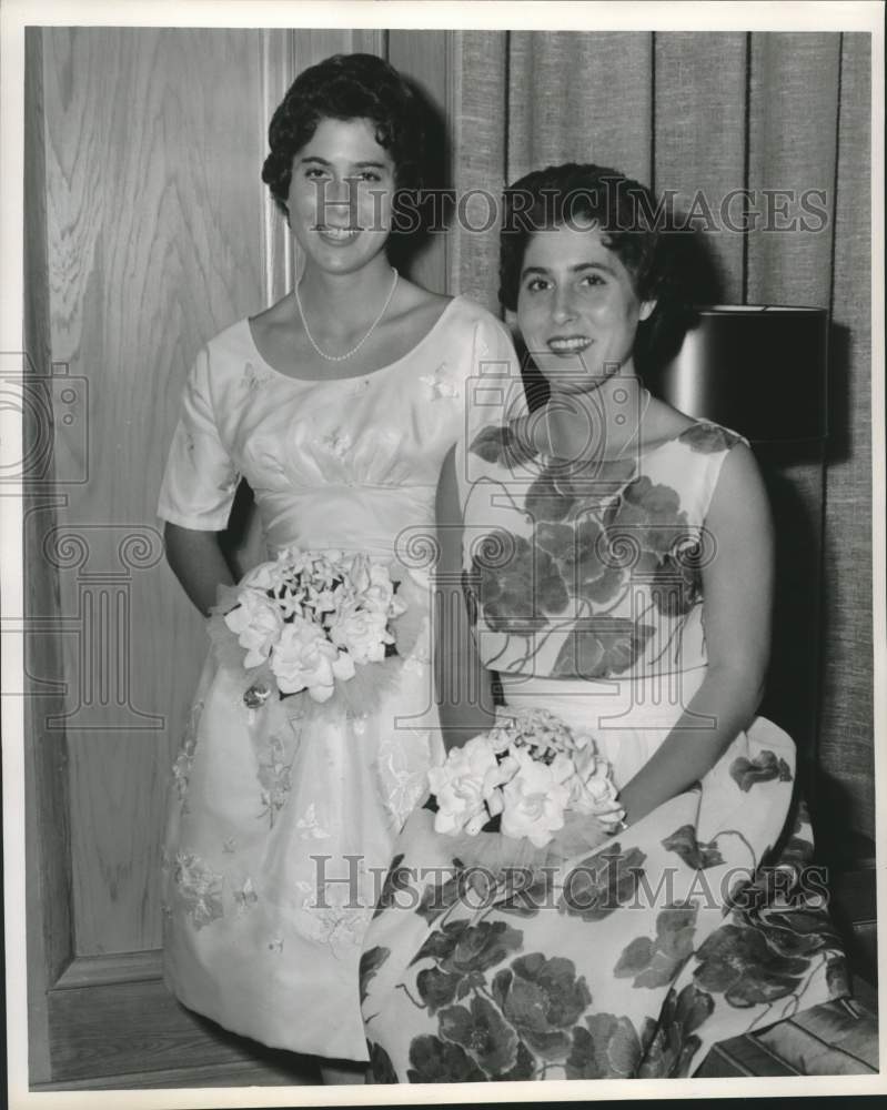 Load image into Gallery viewer, 1961 Press Photo Betty and Ellen Oakley in After 5 dresses with bouquets
