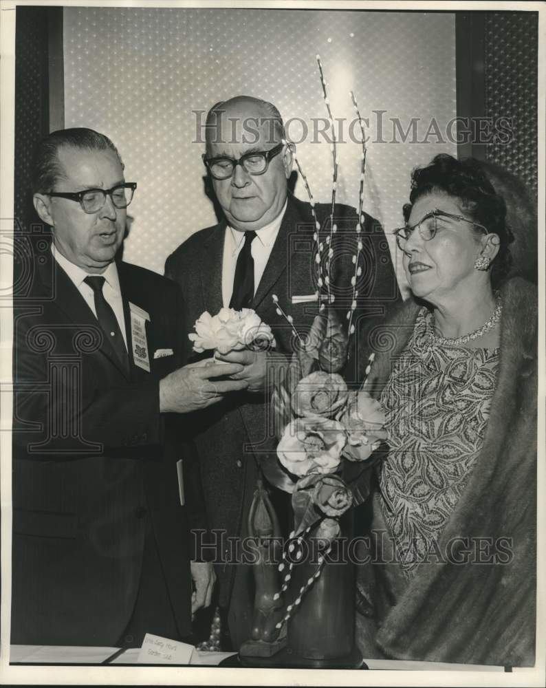 1966 Press Photo Charles M. Nugent with Gulf Coast Camellia show winners- Historic Images