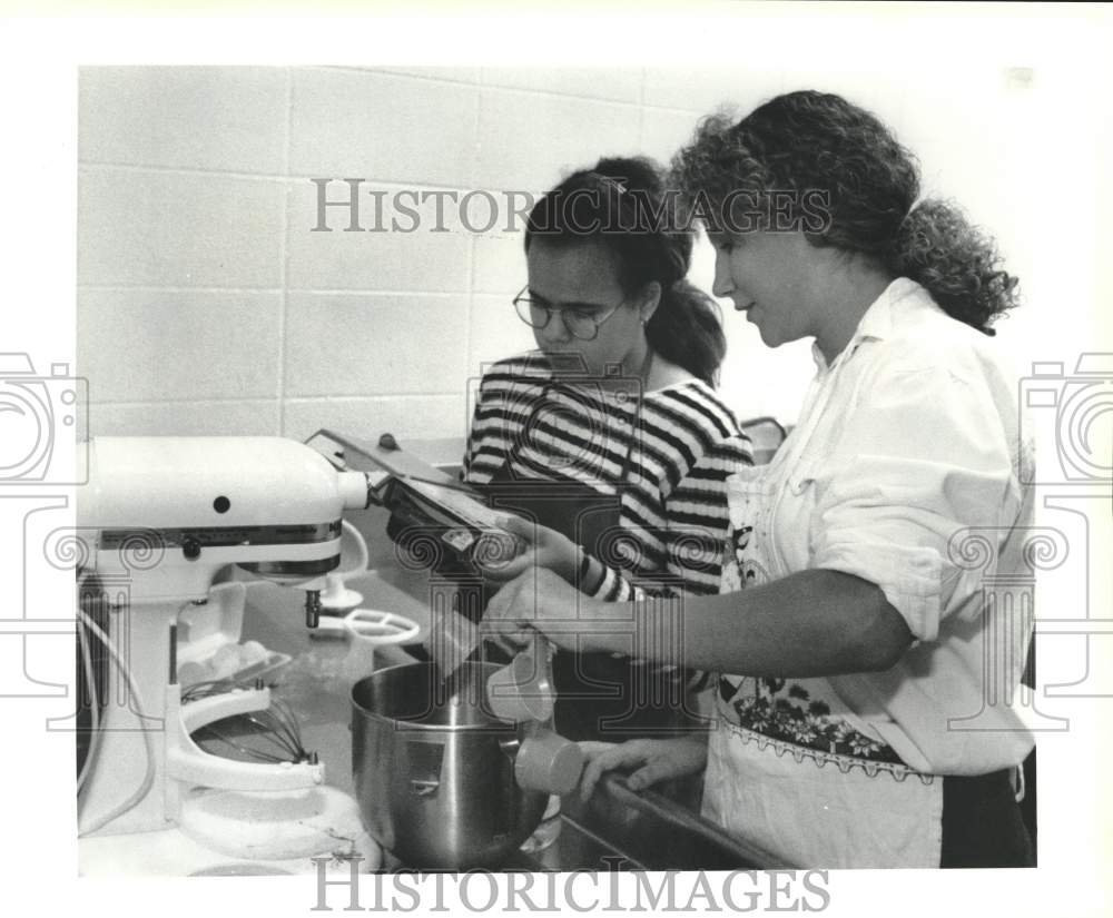 1994 Press Photo Dara Bodden &amp; Rhea Mirambell work on cake mix at Nunez College- Historic Images