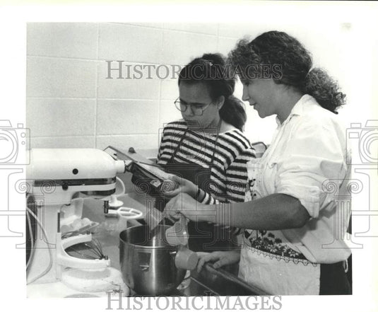 1994 Press Photo Dara Bodden & Rhea Mirambell work on cake mix at Nunez College- Historic Images