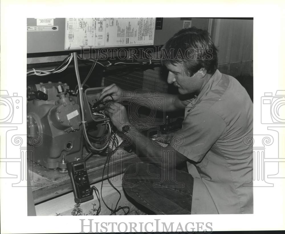 1994 Press Photo Mark Wagner check current flow at the Nunez Community College- Historic Images