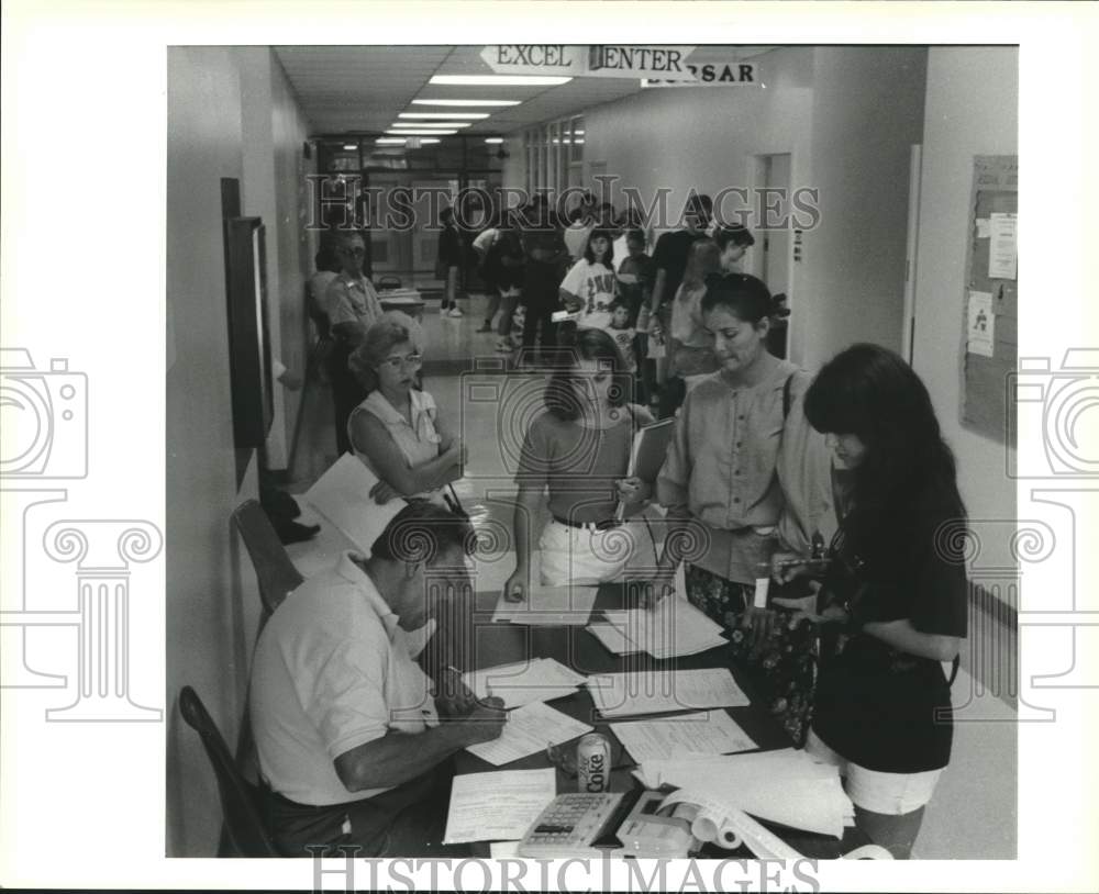 1995 Press Photo Maurice Dekemel, accounting manager at Nunez Community College- Historic Images