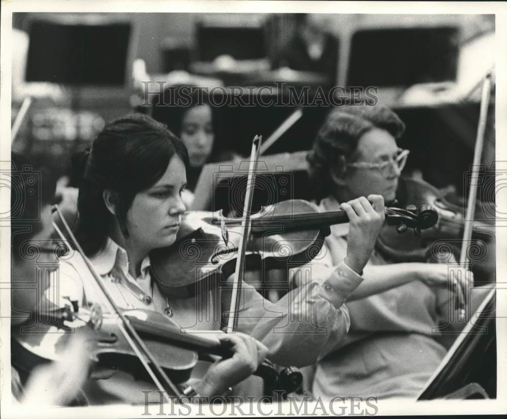 1971 Press Photo Violinists Of The New Orleans Philharmonic Symphony Orchestra- Historic Images