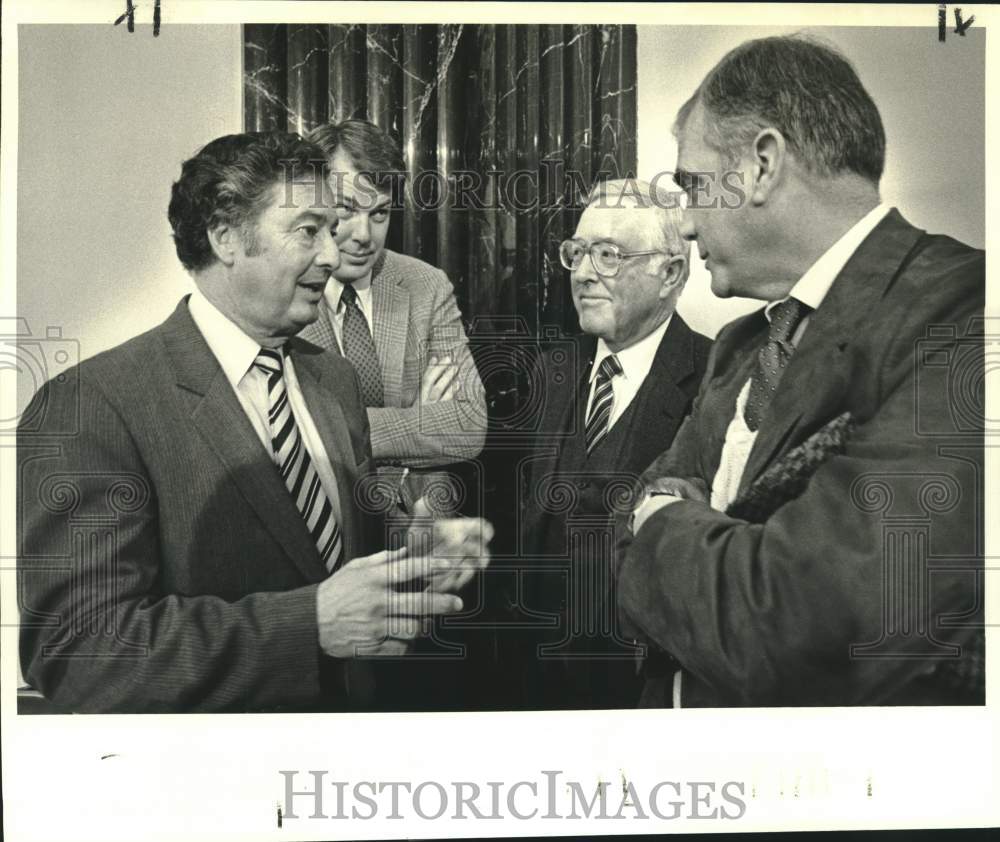 1985 Press Photo Senator Sammy Nunez talks with Superdome personnel, Baton Rouge- Historic Images