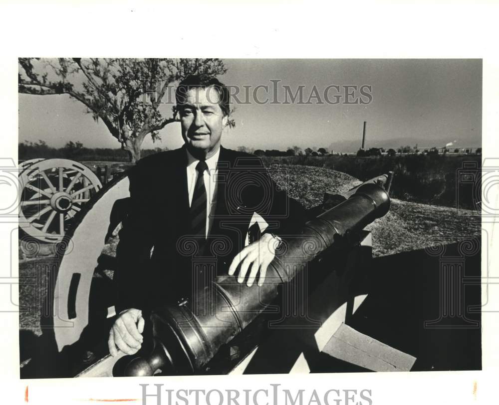 1987 Press Photo Samuel Nunez poses with a cannon - nob95442