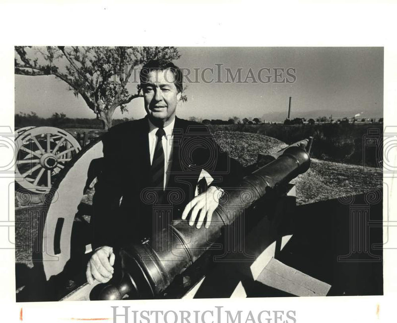 Load image into Gallery viewer, 1987 Press Photo Samuel Nunez poses with a cannon - nob95442
