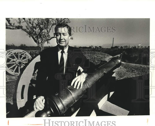 1987 Press Photo Samuel Nunez poses with a cannon - nob95442