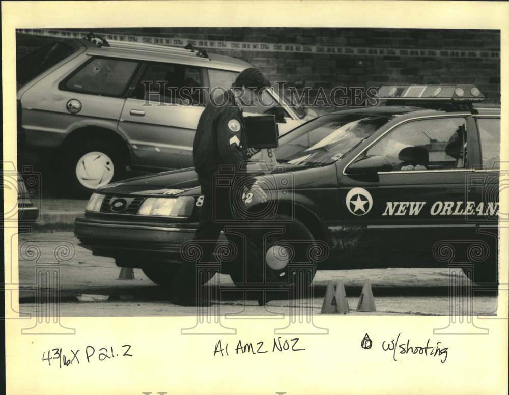 1992 Press Photo Officer Investigates Scene Where Police Were Shot, New Orleans- Historic Images