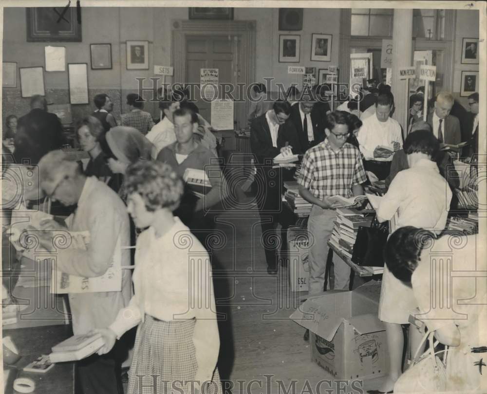 1966 Press Photo Opening Day customers at Symphony Book Fair- Historic Images