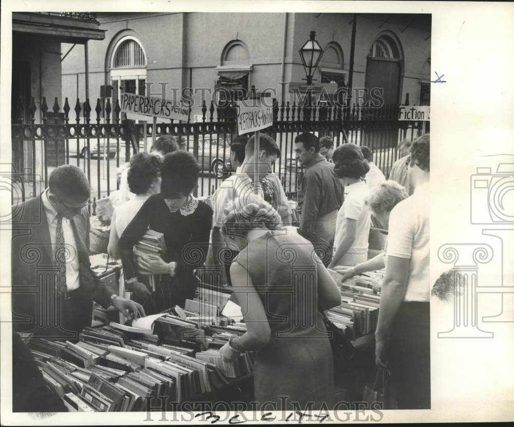 1968 Press Photo New Orleanians at the opening of Symphony Book Fair- Historic Images