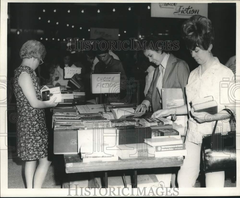 1969 Press Photo New Orleans Philharmonic Book Fair- Historic Images