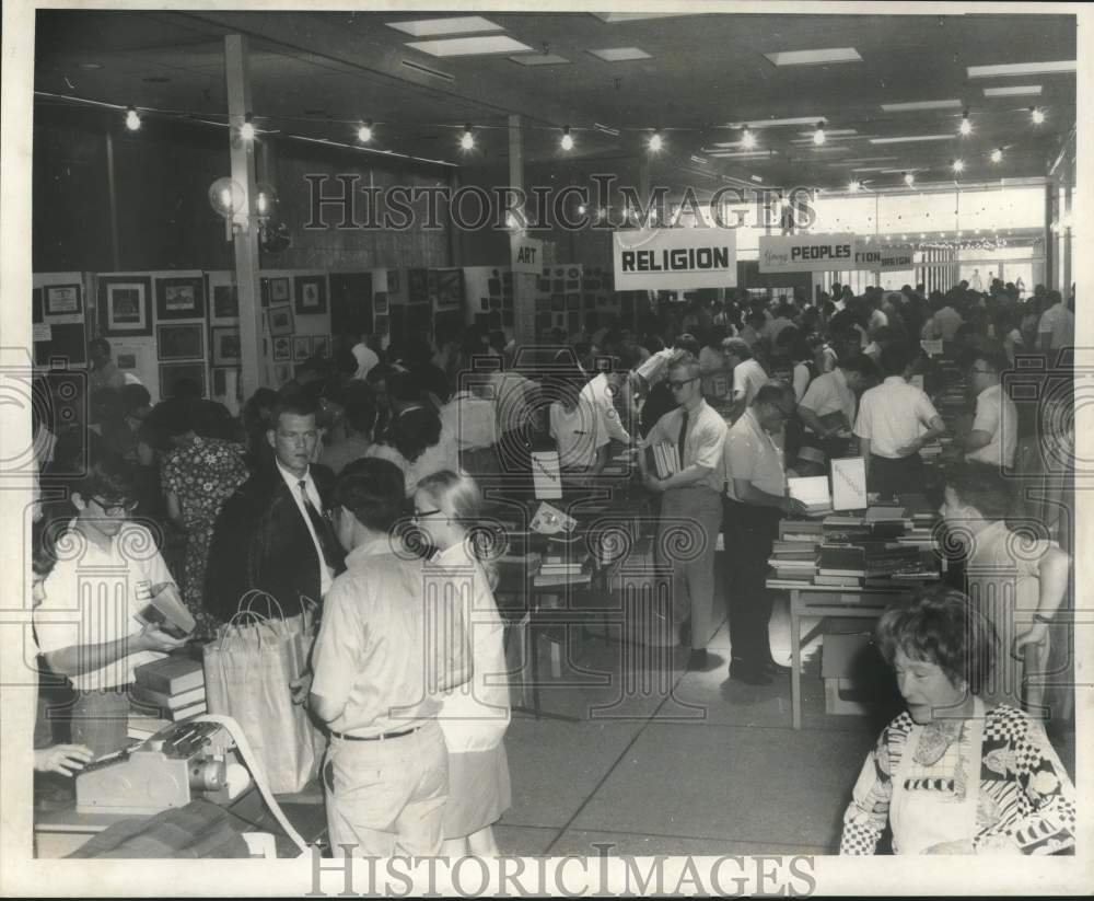 1969 Press Photo Customers at New Orleans Philharmonic Book Fair - nob95490- Historic Images