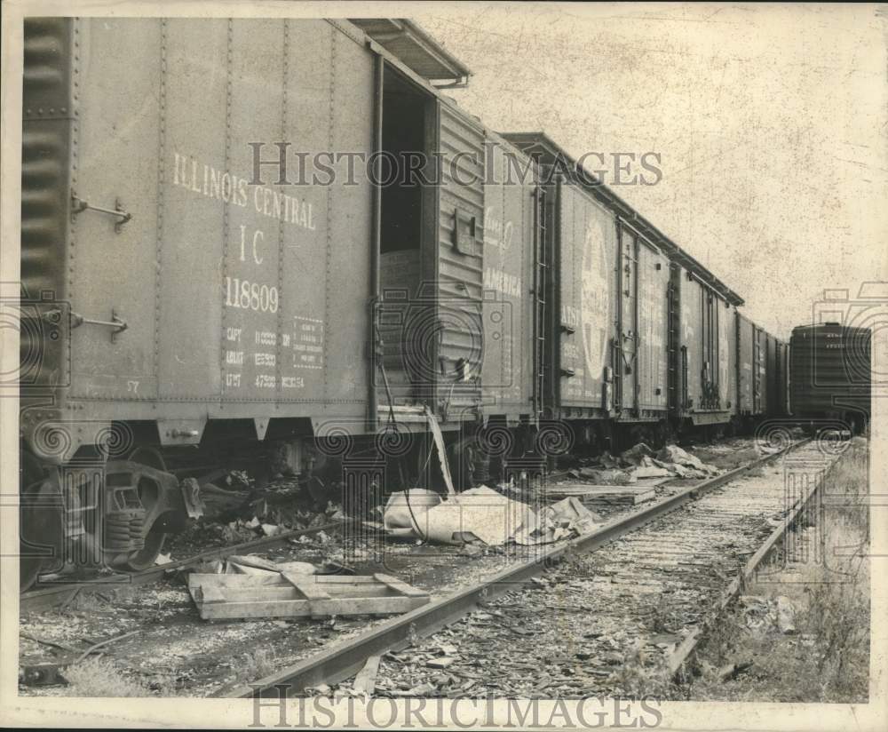 1966 Press Photo Trash Creates Unsafe Conditions On Rails, Poydras Street Wharf