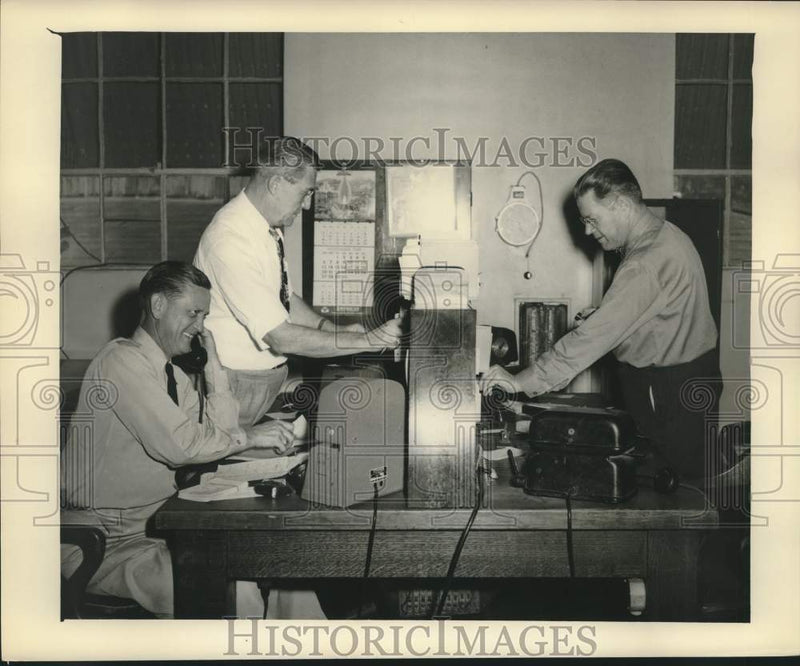 Load image into Gallery viewer, 1949 Press Photo Sidney LeClere, Noel Burns and Franz Helwig at switchboard
