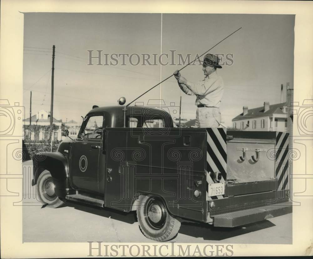 1949 Press Photo Edgar McGee, Electric Serviceman- Historic Images