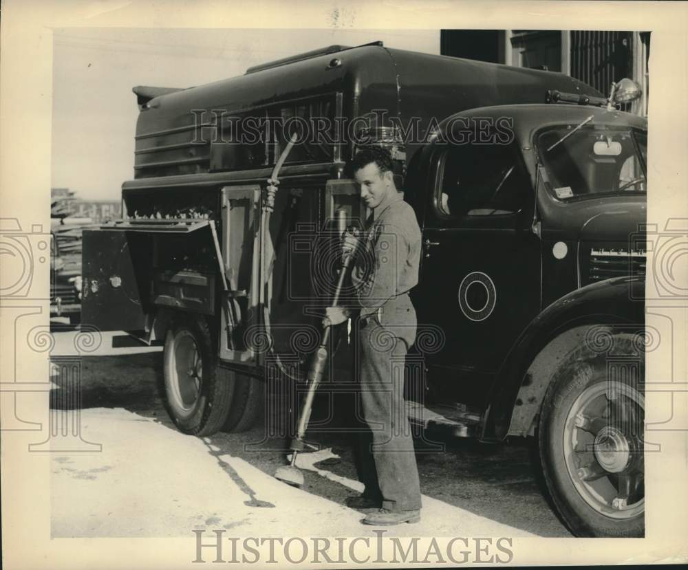 1949 Press Photo Gas Repairman Oliver Duke With His Truck No. 73, New Orleans- Historic Images