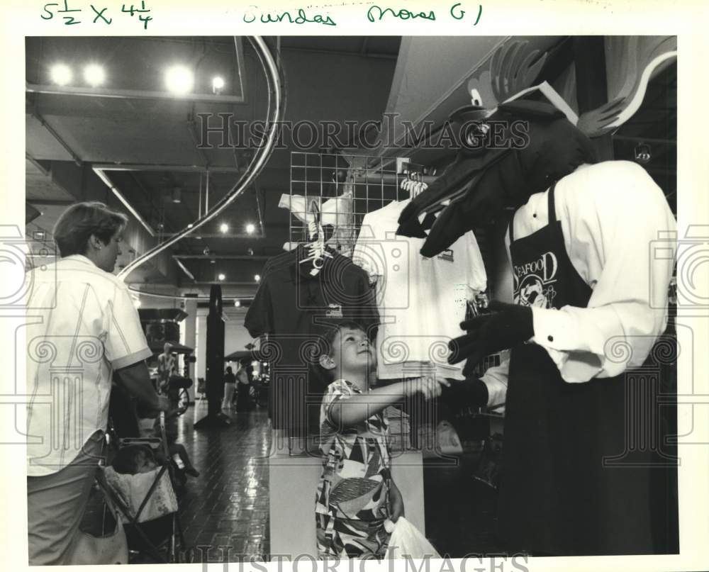 1989 Press Photo Indiana Boy Shakes Hands With Stuffed Alligator, New Orleans- Historic Images