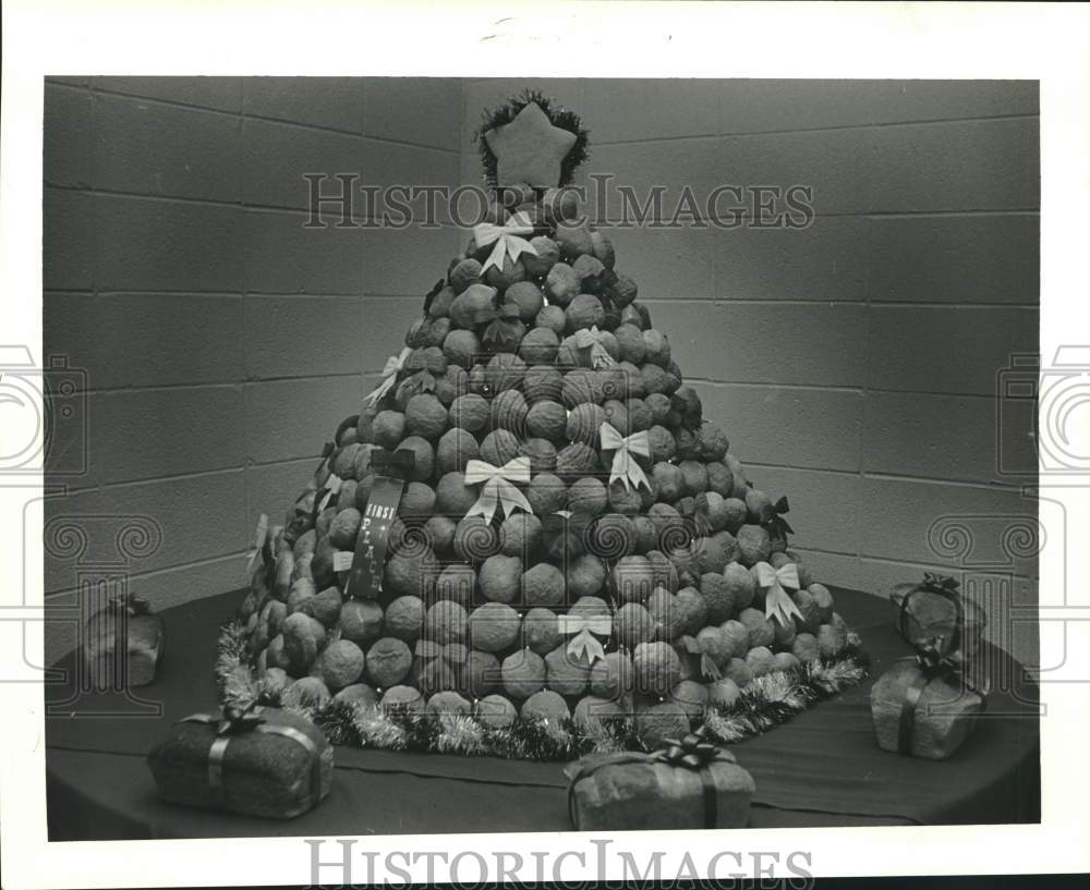 1986 Press Photo First place winner of Christmas baking at Nunez Vo-Tech School