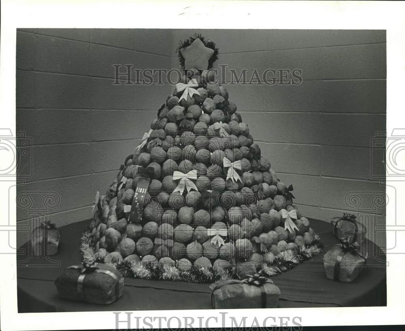 Load image into Gallery viewer, 1986 Press Photo First place winner of Christmas baking at Nunez Vo-Tech School
