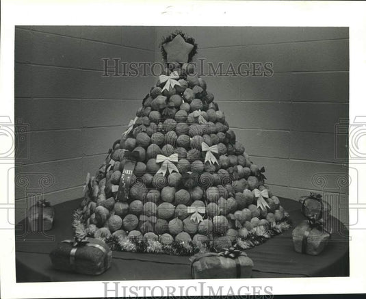 1986 Press Photo First place winner of Christmas baking at Nunez Vo-Tech School