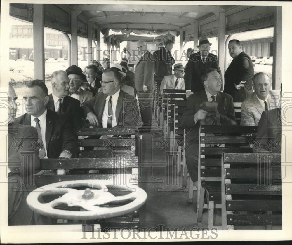 1969 Press Photo Delegates during Public Belt Tour at Canal and River