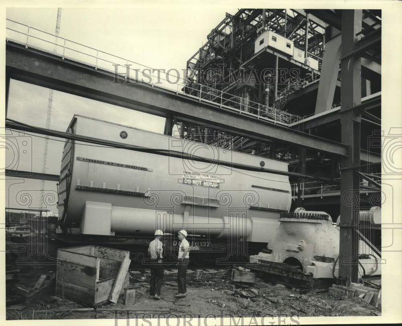Load image into Gallery viewer, 1966 Press Photo Workmen at the Michoud Plant - nob95695
