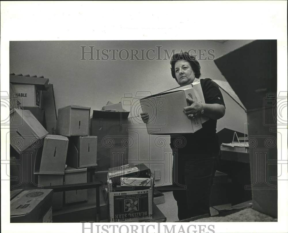 1987 Press Photo Adele Nunez organizes box at St. Bernard Harbor &amp; Terminal- Historic Images