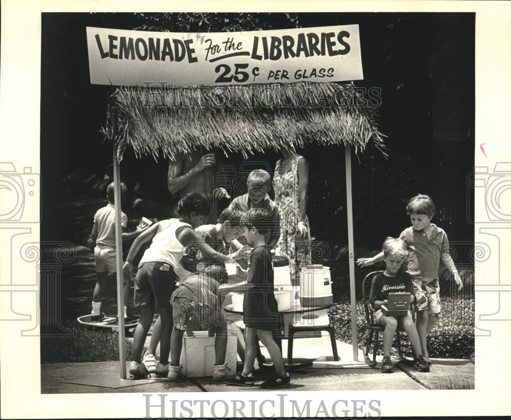 1986 Press Photo Kids Sell Lemonade To Benefit Public Libraries, New Orleans- Historic Images