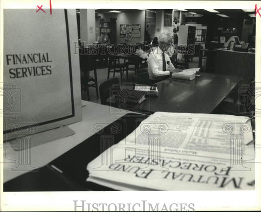 1994 Press Photo Dr. Albert Koy Studies Mutual Funds, New Orleans Public Library- Historic Images