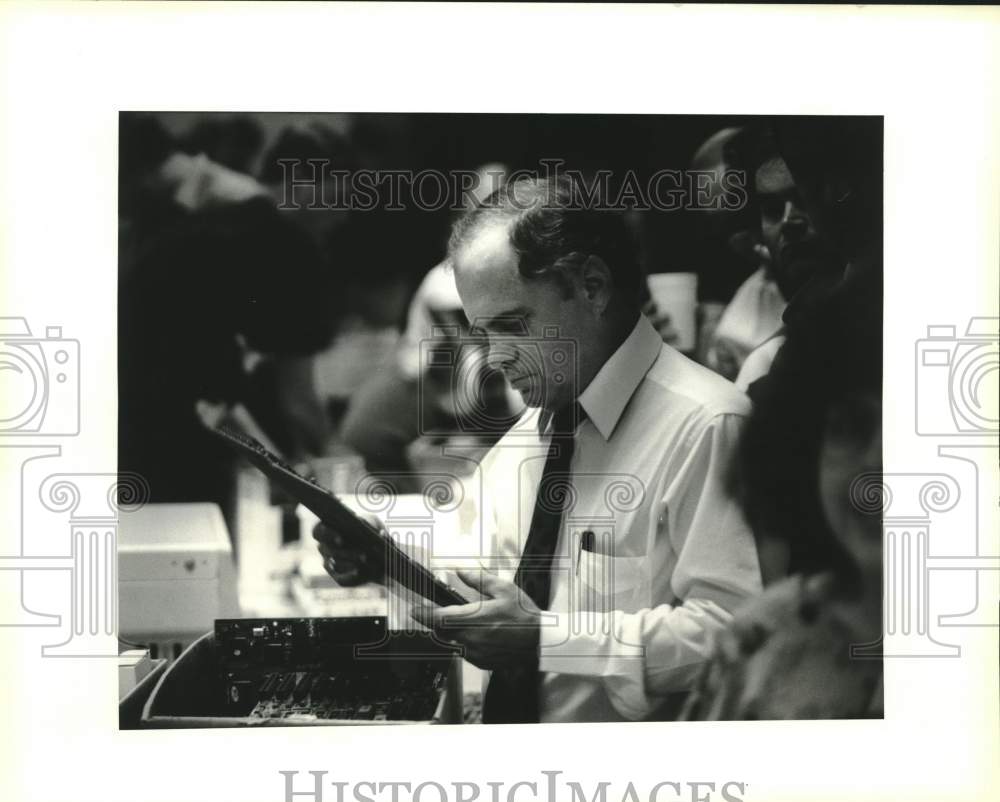 1994 Press Photo Steve Sanders Searches Computer Parts At New Orleans Auction- Historic Images