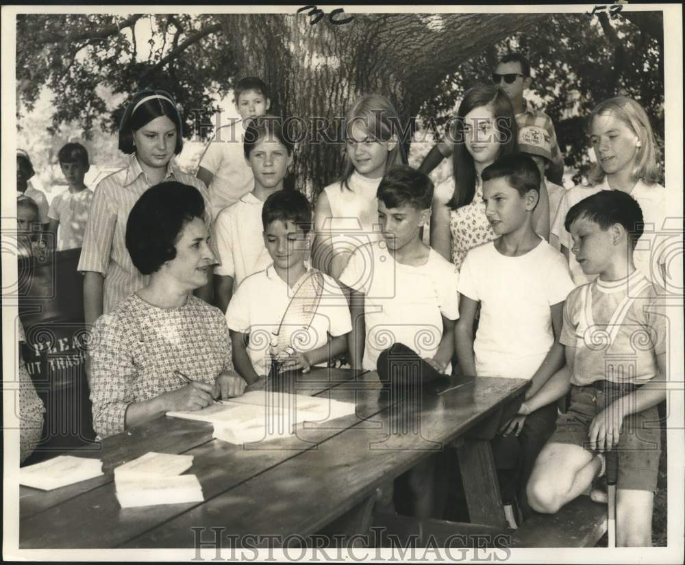 1969 Press Photo Kids Line Up To Register For Tennis Clinic, City Park Courts- Historic Images