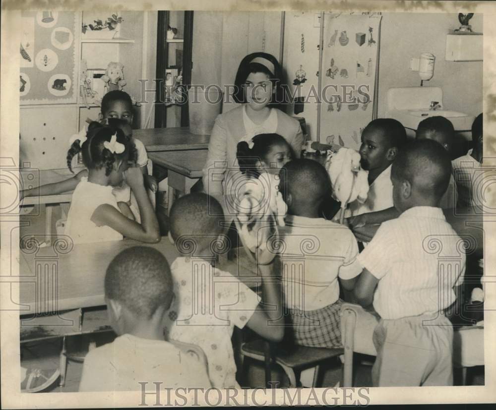 1965 Press Photo Luci Baines Johnson talks to children at school - nob95834