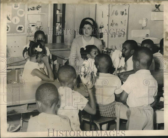1965 Press Photo Luci Baines Johnson talks to children at school - nob95834