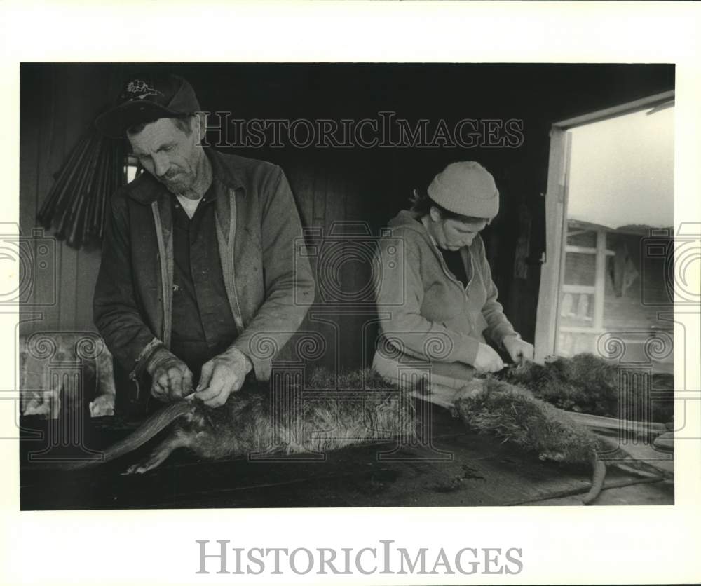 1980 Press Photo Atlas Lovell and daughter Althea Verret skin nutria- Historic Images