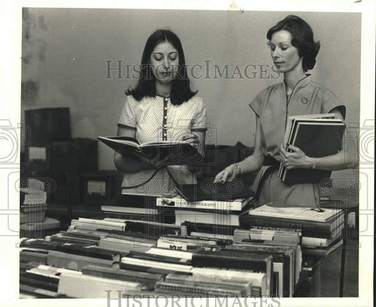 1980 Press Photo Mmes. Gordon Nutik and Edward St. Martin of Symphony Book Fair- Historic Images